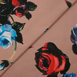 Sergé de coton élasthanne fleurs bleu et rouge fond vieux rose