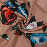 Sergé de coton élasthanne fleurs bleu et rouge fond vieux rose