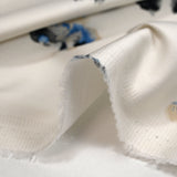 Satin de coton élasthanne pensée de fleurs bleu et grège fond blanc