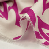 Popeline de coton imprimée étoiles en lien magenta fond blanc cassé