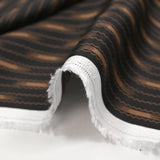 Satin de viscose imprimé pluie de rayures ondulées fond noir