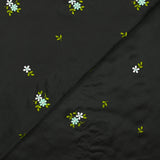 Satin de polyester brodé fleurs vert d'eau fond noir