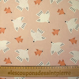 Coton imprimé les oiseaux volent fond rose chair