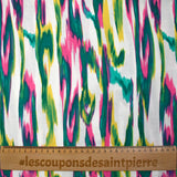 Crêpe viscose imprimé ondes abstraites turquoise et rose fond blanc