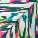 Crêpe viscose imprimé ondes abstraites turquoise et rose fond blanc