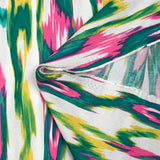 Crêpe viscose imprimé ondes abstraites turquoise et rose fond blanc
