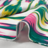 Crêpe viscose imprimé ondes abstraites turquoise et rose fond blanc