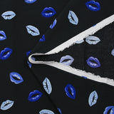 Crêpe viscose imprimé bouche bleue fond noir