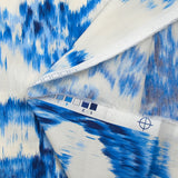 Popeline de coton imprimée évasion ikat bleu fond blanc cassé