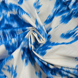 Popeline de coton imprimée évasion ikat bleu fond blanc cassé
