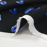 Crêpe viscose imprimé bouche bleue fond noir