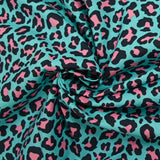 Coton imprimé léopard rose fond turquoise