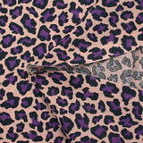 Coton imprimé léopard violet fond rose chair
