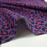 Coton imprimé léopard fuchsia fond violet