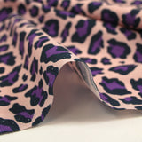 Coton imprimé léopard violet fond rose chair