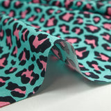Coton imprimé léopard rose fond turquoise