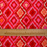 Viscose imprimée losange rose fond rouge