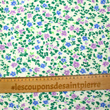 Viscose imprimée fontaine de fleurs bleues et violettes fond écru