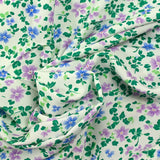 Viscose imprimée fontaine de fleurs bleues et violettes fond écru