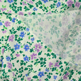 Viscose imprimée fontaine de fleurs bleues et violettes fond écru