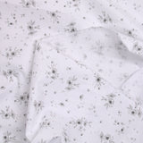 Popelín de polialgodón estampado toque de flores fondo blanco gris