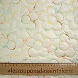 Matelassé brodé fleurs multicolores fond écru
