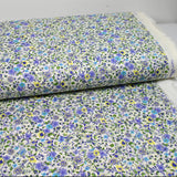 Flores moradas de Giorgia de algodón y fondo azul ECRU por metro