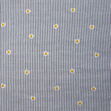 Coton tissé teint brodé marguerite fond rayé blanc et marine