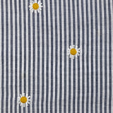 Coton tissé teint brodé marguerite fond rayé blanc et marine
