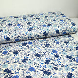 Coton imprimé Vittoria fleurs bleu vintage fond blanc cassé au mètre