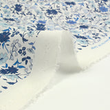 Coton imprimé Vittoria fleurs bleu vintage fond blanc cassé au mètre