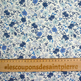 Coton imprimé Vittoria fleurs bleu vintage fond blanc cassé au mètre