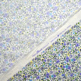 Flores moradas de Giorgia de algodón y fondo azul ECRU por metro