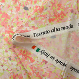 Satin de soie imprimé fleurettes rose corail fond vert pastel