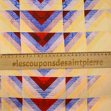 Satin polyester imprimé triangle fond doré