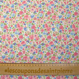 Piqué de coton imprimé les fleurs de Sarah bleu et fraise fond blanc