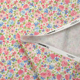 Piqué de coton imprimé les fleurs de Sarah bleu et fraise fond blanc