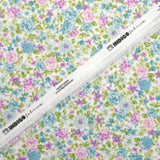 Piqué de coton imprimé les fleurs de Sarah bleu et violet fond blanc
