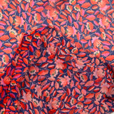 Mousseline imprimée fleurs rouge fond bleu roi