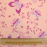 Popeline de coton imprimée papillon fond rose poudre