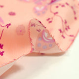 Popeline de coton imprimée papillon fond rose poudre
