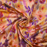 Satin de viscose imprimé flou de fleurs fond blush