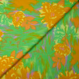 Satin de viscose imprimé brume florale moutarde fond vert