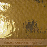 Sequins dorés sur mousseline