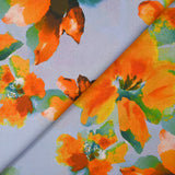 Jacquard de viscose satiné imprimé grandes fleurs fond ciel