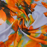 Jacquard de viscose satiné imprimé grandes fleurs fond ciel