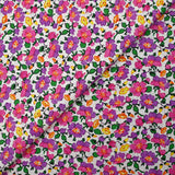 Popeline de coton imprimée brume de fleurs violet et rose fond blanc