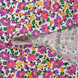Popeline de coton imprimée brume de fleurs violet et rose fond blanc