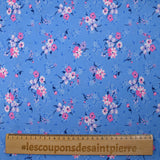 Popeline de coton imprimée bouquet dans les nuages fond bleu bleuet