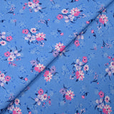 Popeline de coton imprimée bouquet dans les nuages fond bleu bleuet